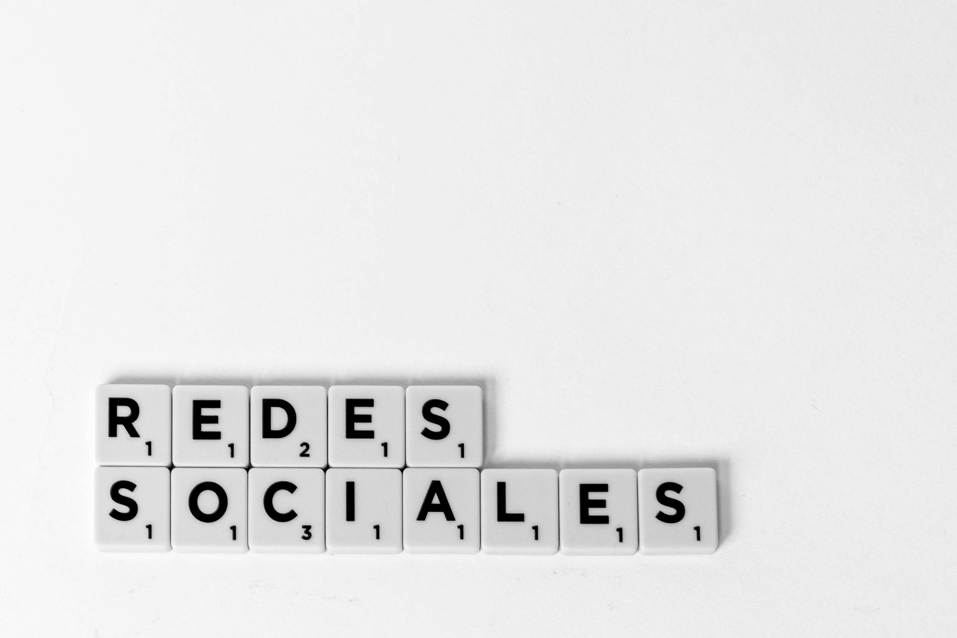 Descubre la estrategia oculta de Claude para redes sociales que multiplica tu ROI