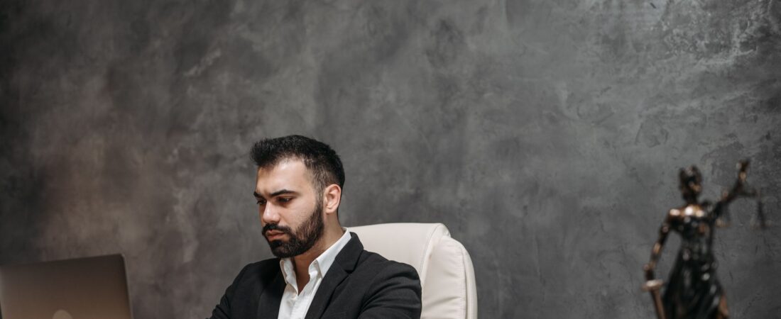 Claude para abogados y redacción legal: guía práctica